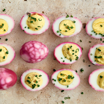Beetroot-marbled picnic eggs