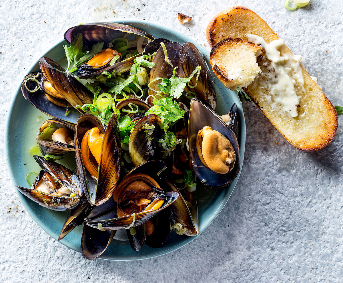 Mussels in beer broth with garlic-mayo toast recipe