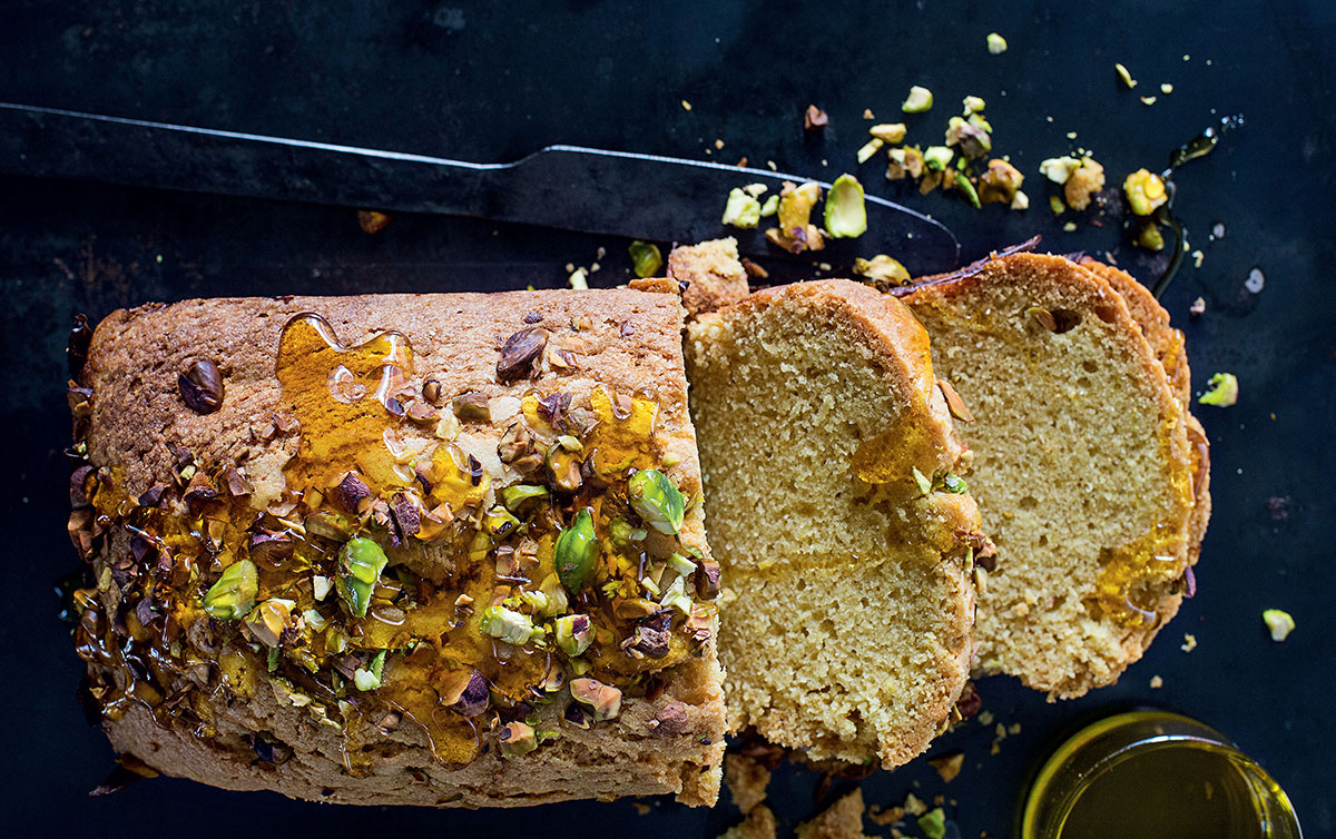 Olive-oil-and-pistachio-cake-with-pear-crust recipe