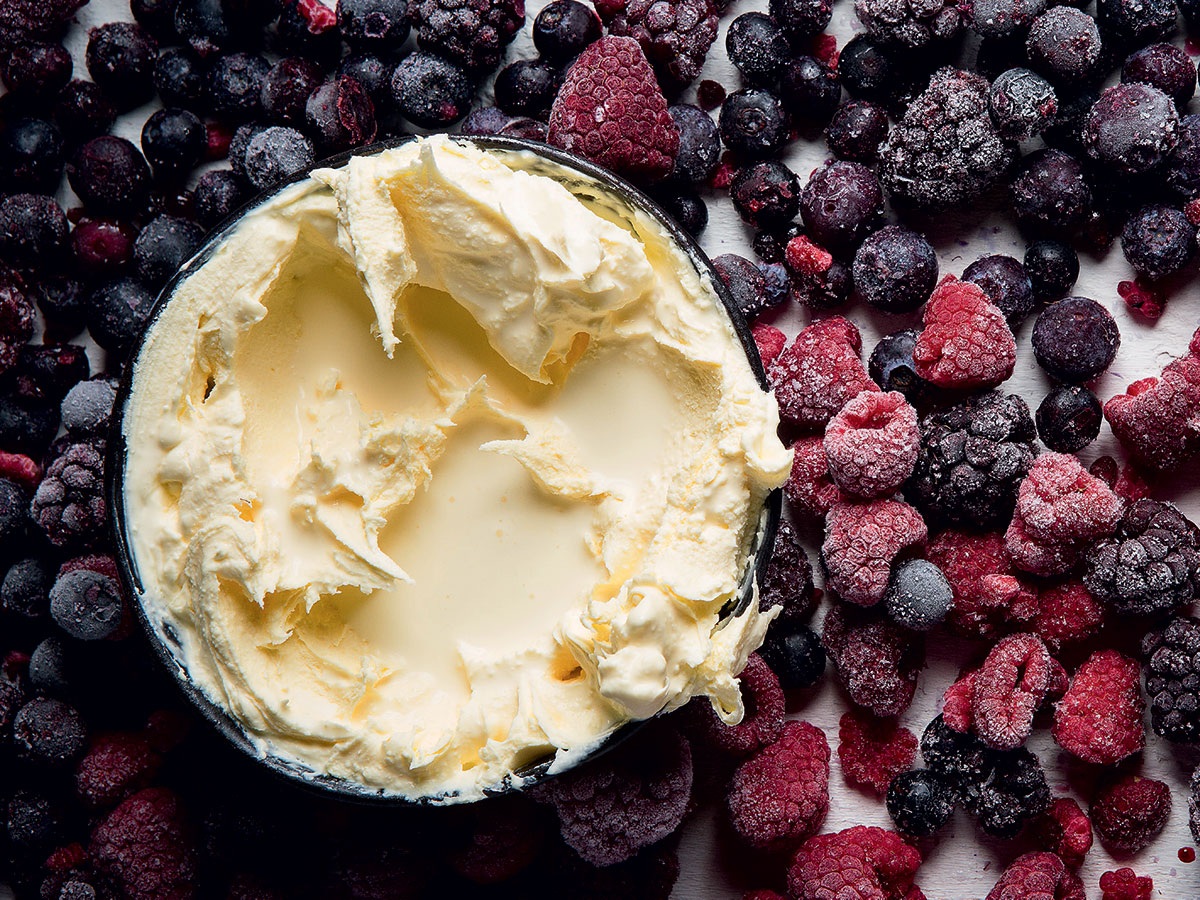 Sweet cream with frozen berries recipe