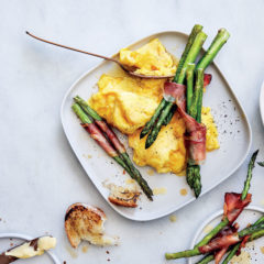 Easy folded eggs with asparagus soldiers