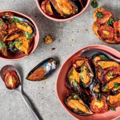 Tomato-and-chill mussels with garlic toast