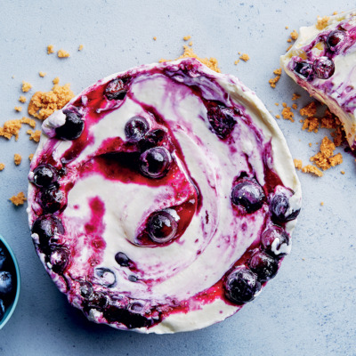No-bake cheesecake with blueberry coulis