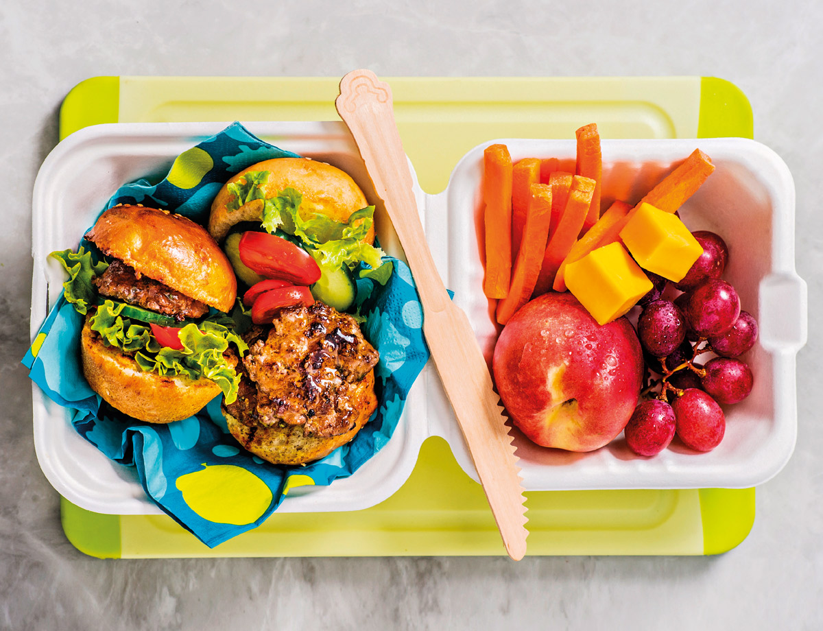 Beef-Sliders lunchbox with fruit