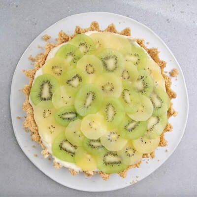 Make this easy no-bake cheesecake with sweet and juicy kiwis