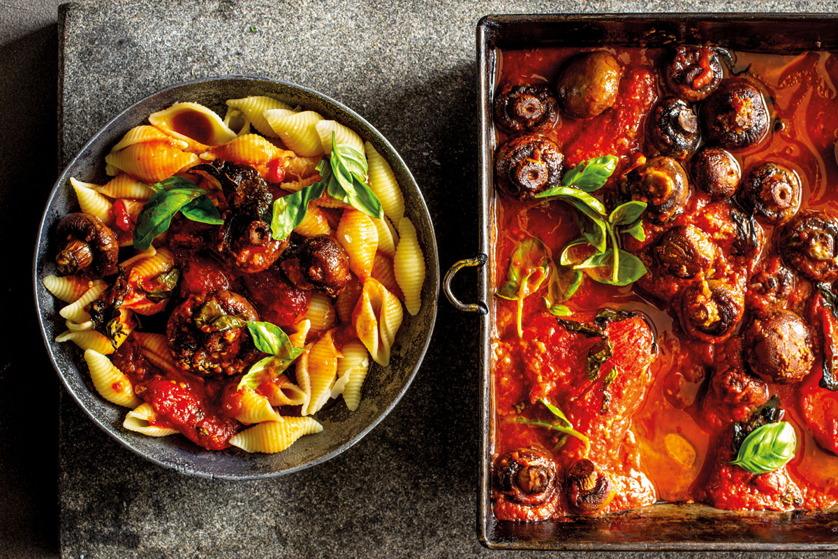 Pasta with traybake tomato-mushroom sauce