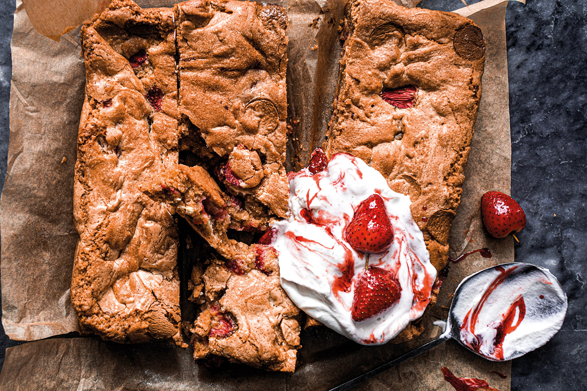 Strawberry-blondies