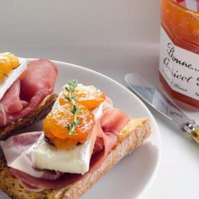 Prosciutto and Brie toasts with apricot preserves