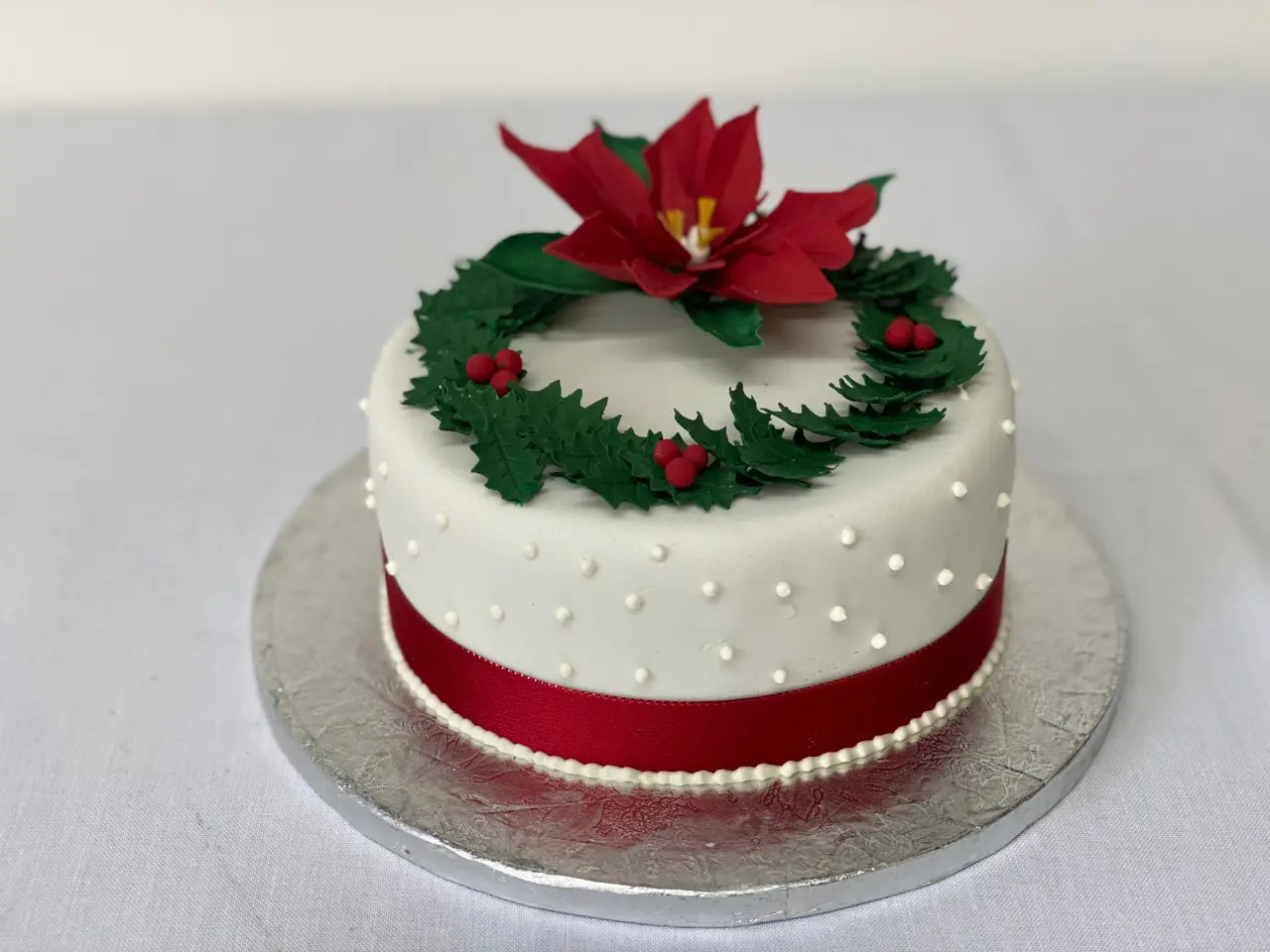 CHRISTMAS POINSETTIA BUTTERCREAM WREATH CAKE, HANIELA'S - YouTube
