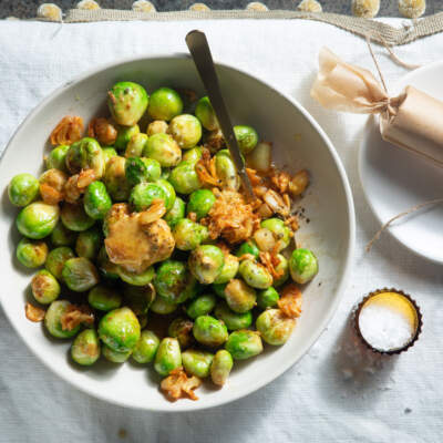 Brussels sprouts with crispy garlic