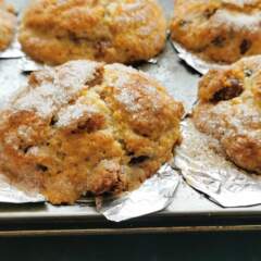 Raisin muffins with cinnamon sugar