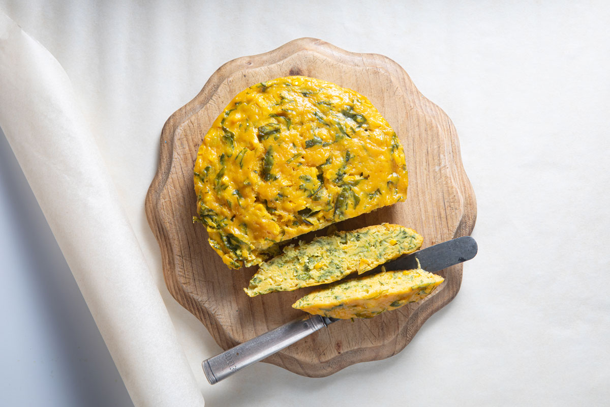 Isinkwa nemifino (steamed mielie bread with wild spinach)