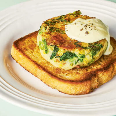 Bubble & squeak with hollandaise on fried bread