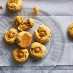 Custard cookies with apple sauce