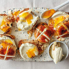 Hot cross buns with cheesecake spread