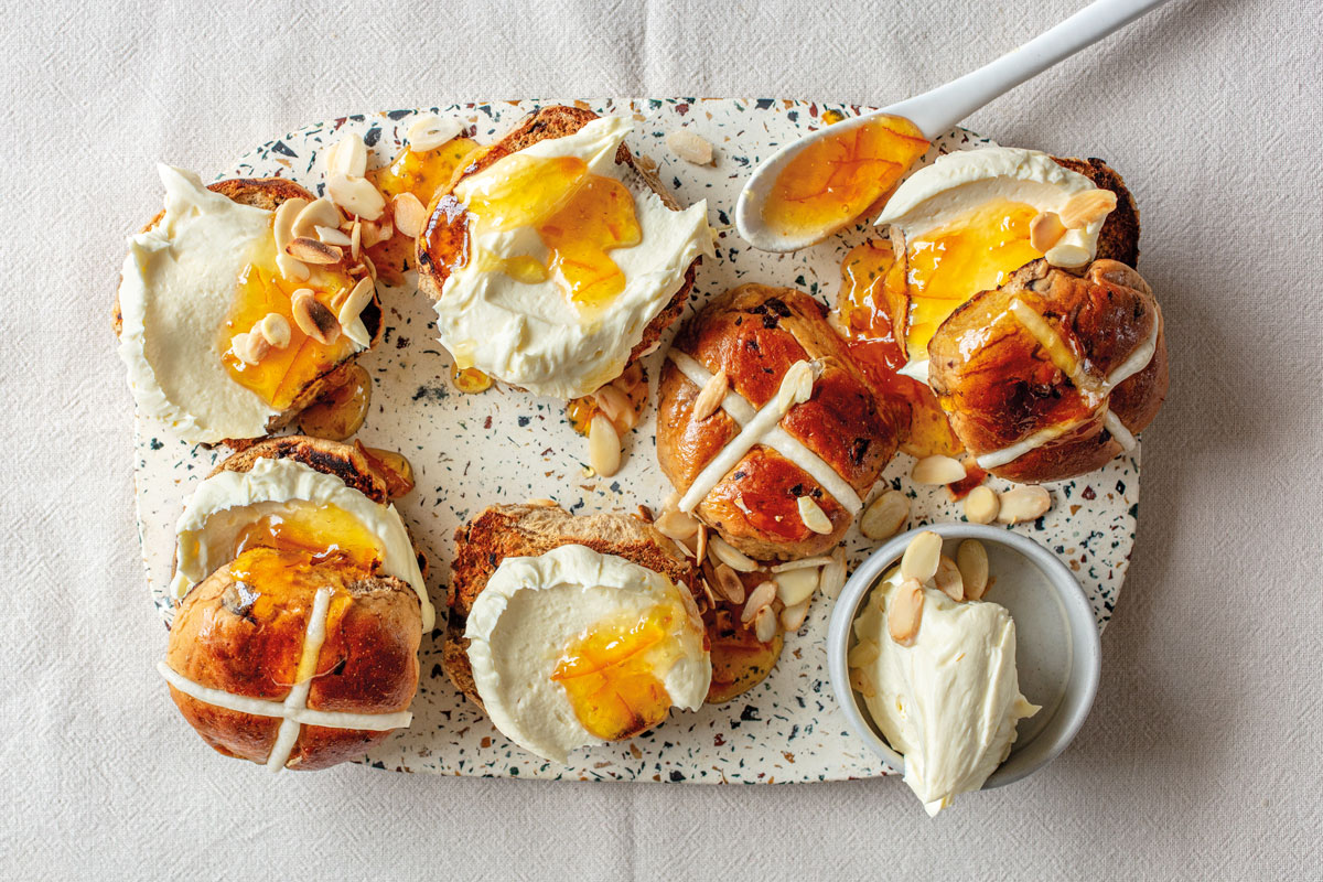 Hot cross buns with cheesecake-spread