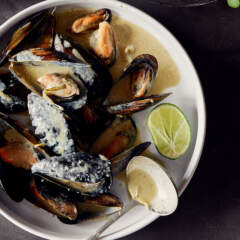 Green curried mussels
