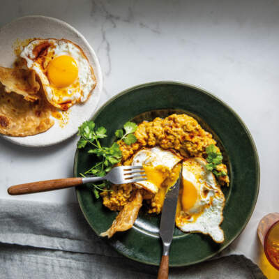 Curried lentils with fried eggs