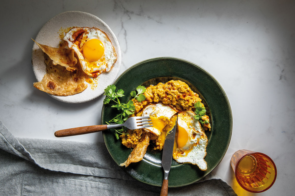 Curried lentils with fried eggs