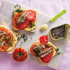 Tomato-and-sardines on toast