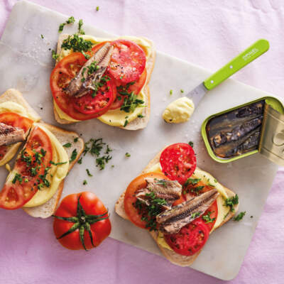 Tomato-and-sardines on toast