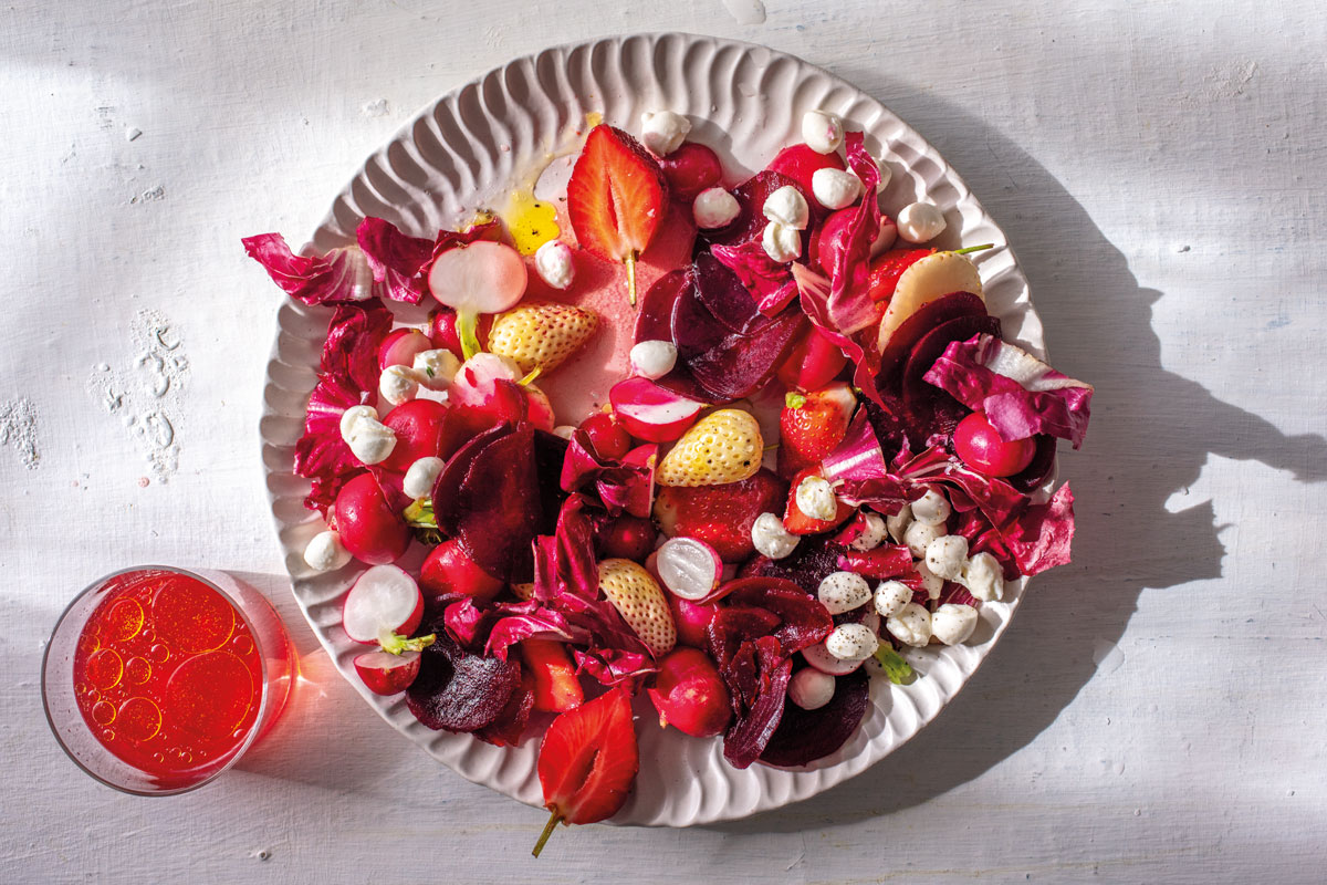 Kombucha-beetroot and strawberry salad