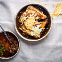 Brown onion soup with cheesy toasties