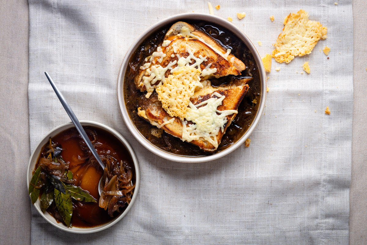 Brown onion soup with cheesy toasties