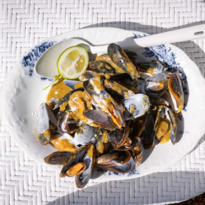 Coconut curry mussels