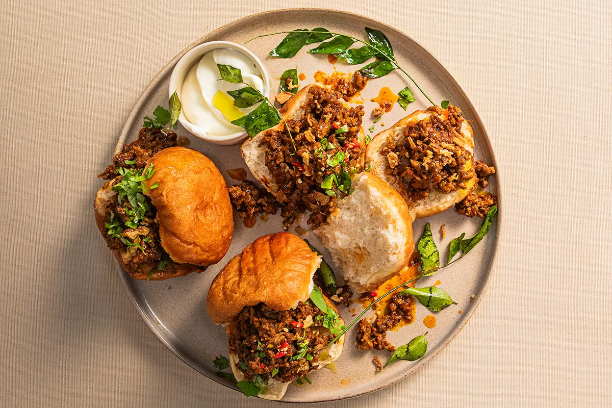 Curried lamb mince with amagwinya