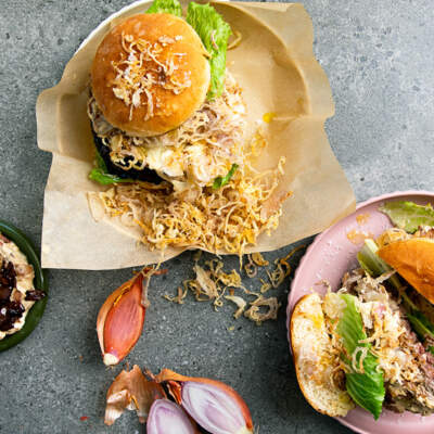 Beef burgers with shallots