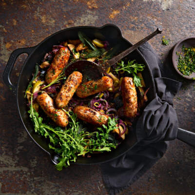 One-pan sausage roast with fennel, apples and onions