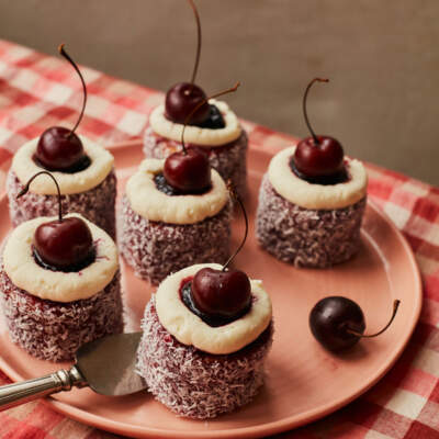 Iced VoVoTM mini cakes