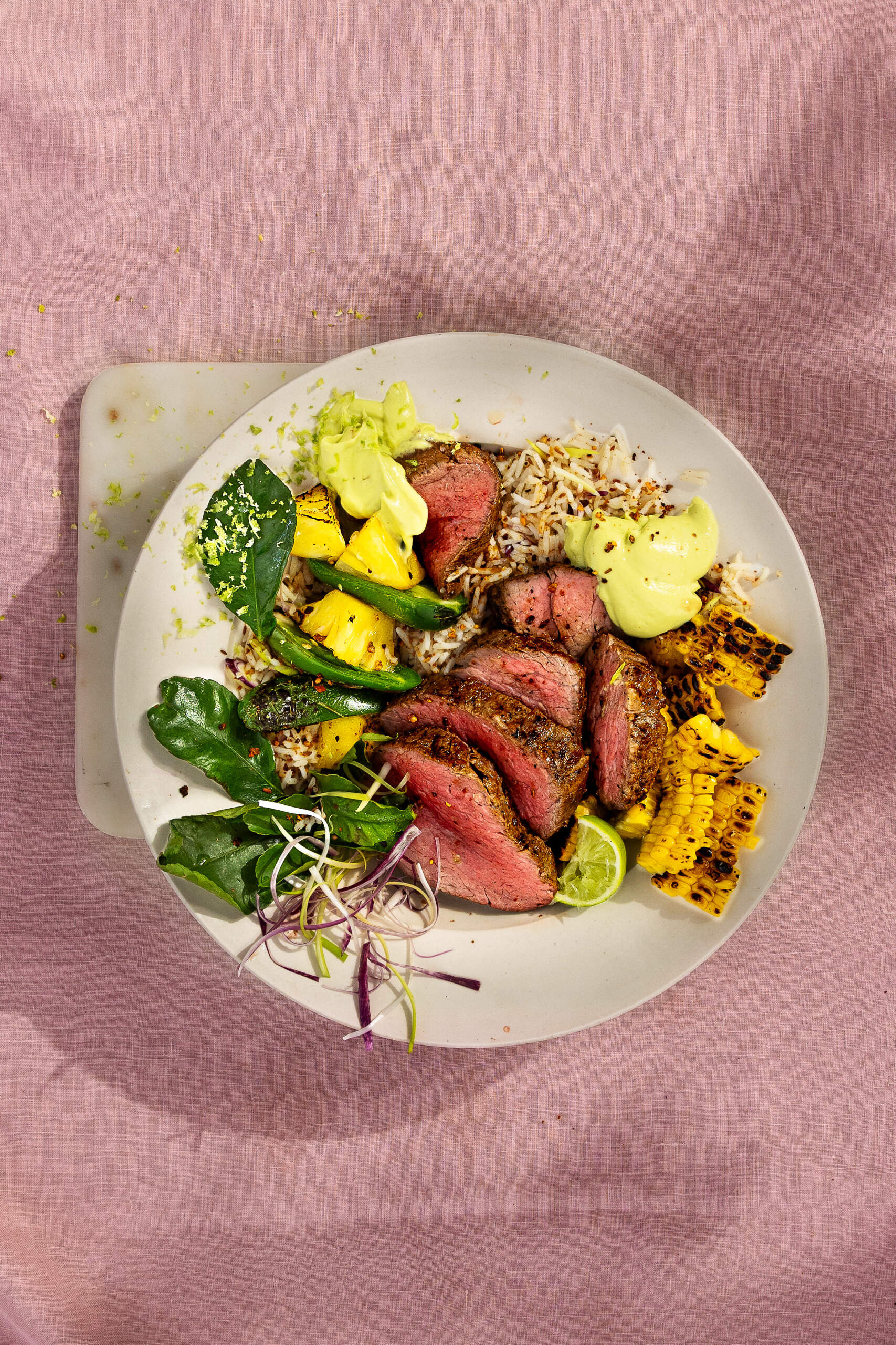 Bol de vită de inspirație mexicană