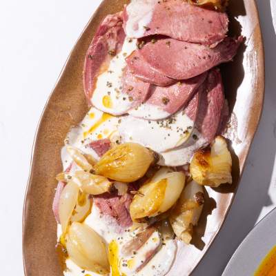 Tongue with butter-roasted onions and creamy green pepper sauce