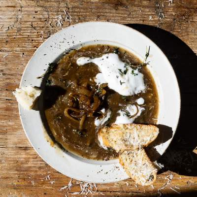 Easy French onion soup with Grana Padano baguette