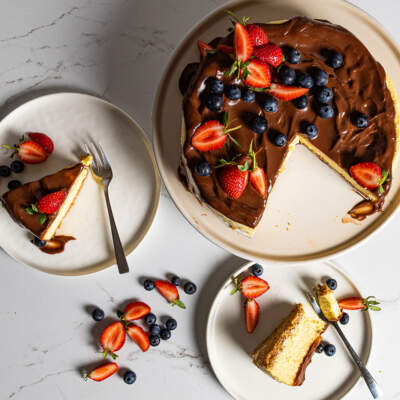 Baked cheesecake with chocolate sauce and berries