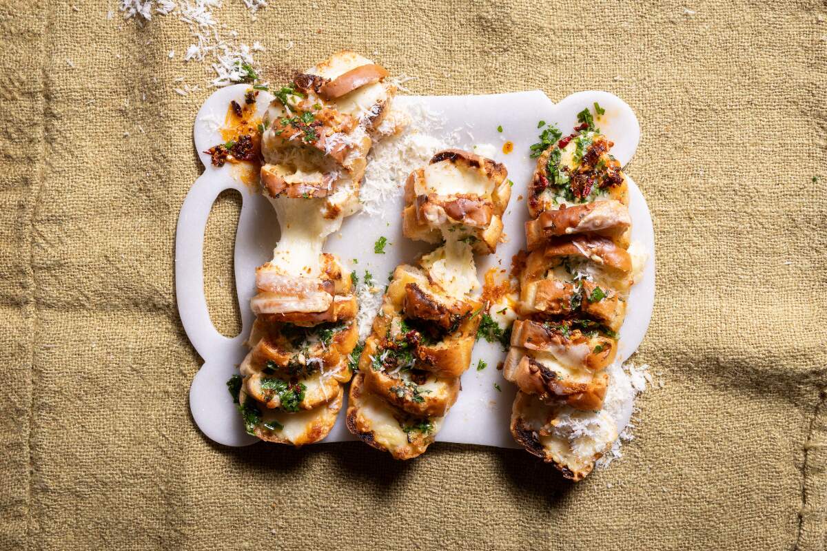 Pull-apart Cheesy Garlic Rolls: A Tasty Treat