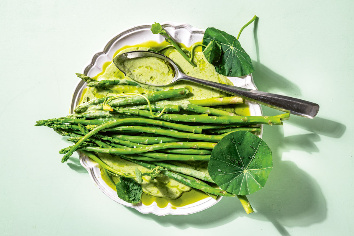 STEAMED ASPARAGUS WITH PARSLEY BÉCHAMEL AND NASTURTIUM