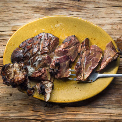 Isibindi nomhlehlo (braaied lamb’s liver and fat)