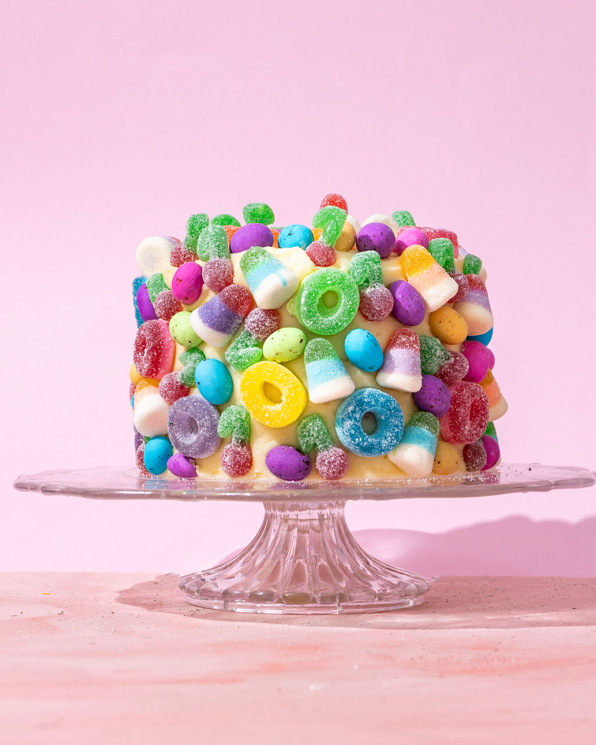 Gummy-coated cake